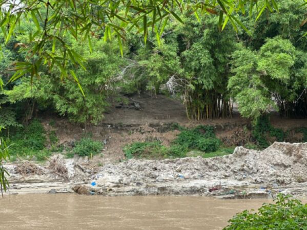 Tukitembelea maeneo ya mto Msimbazi katika mitaa ya Karakata na Mji Mpya ili kujua maeneo ya kufanyia kazi katika mradi wetu wa NbS